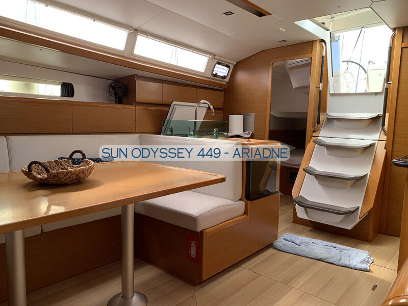 Sailing yacht 