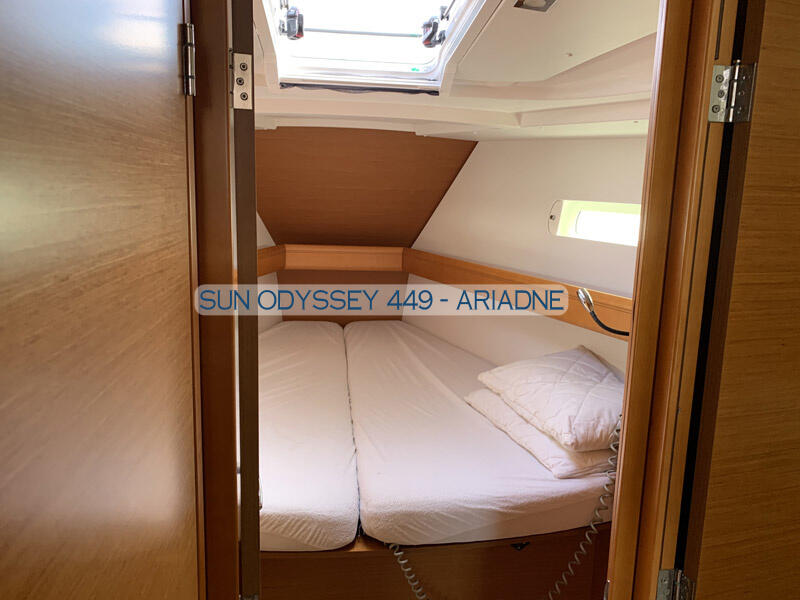 Sailing yacht 