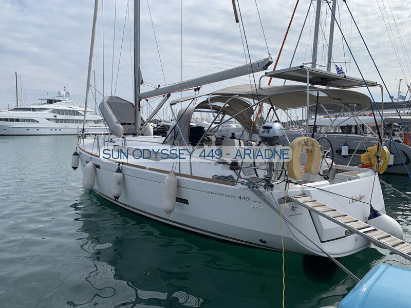 Sailing yacht 