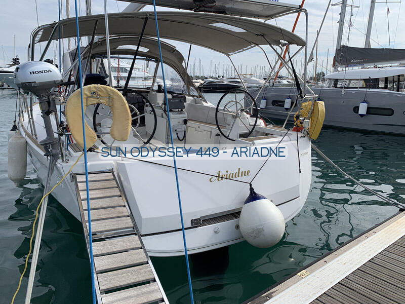 Sailing yacht 