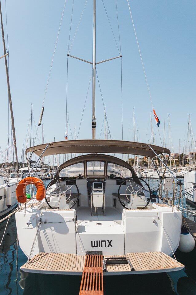 Sailing yacht 