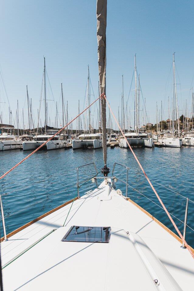 Sailing yacht 