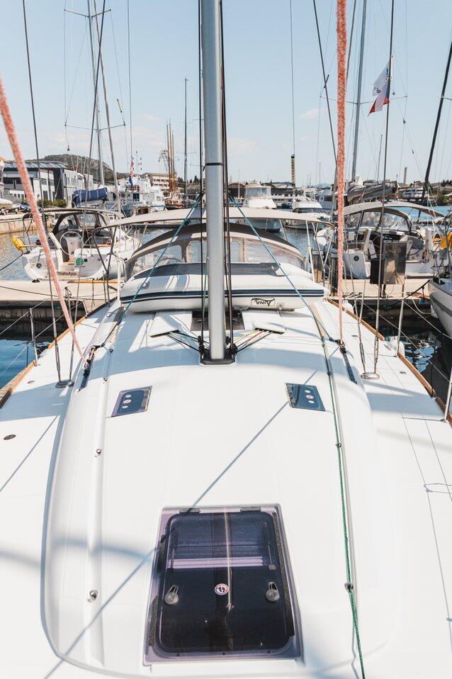 Sailing yacht 