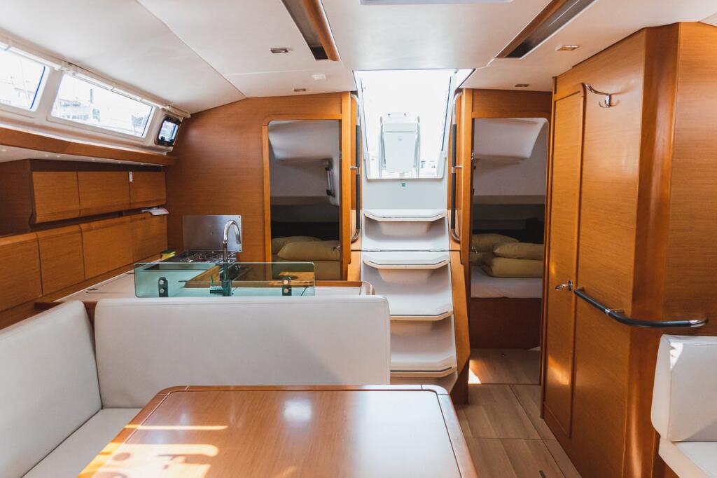 Sailing yacht 