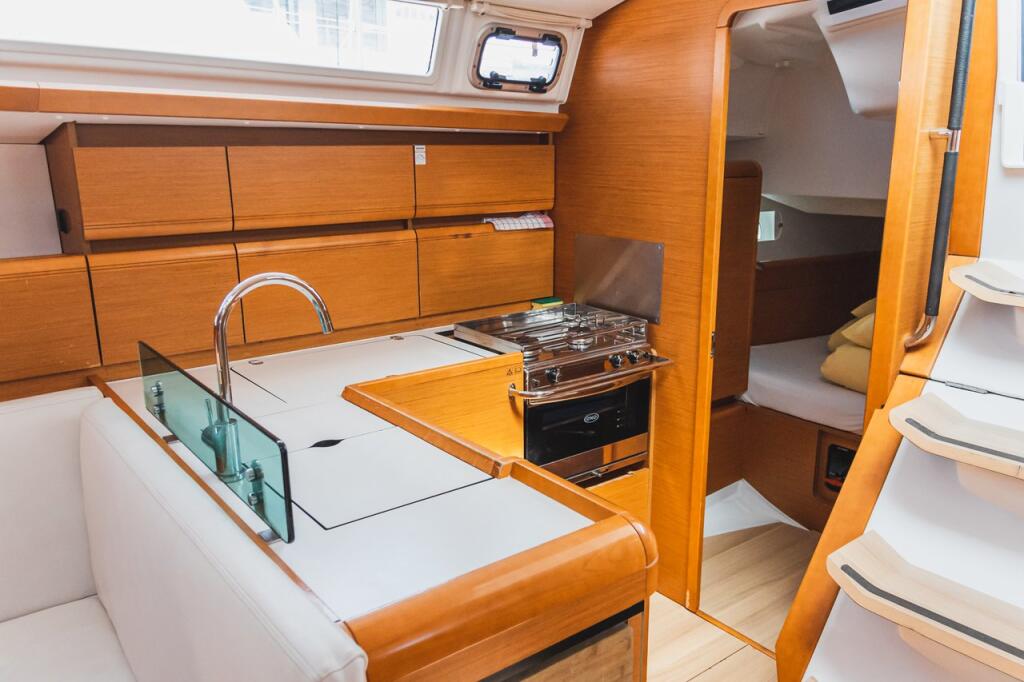 Sailing yacht 