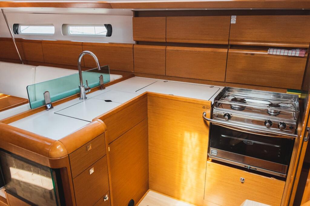 Sailing yacht 