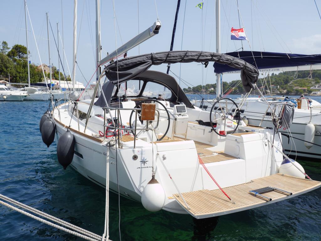 Sailing yacht 