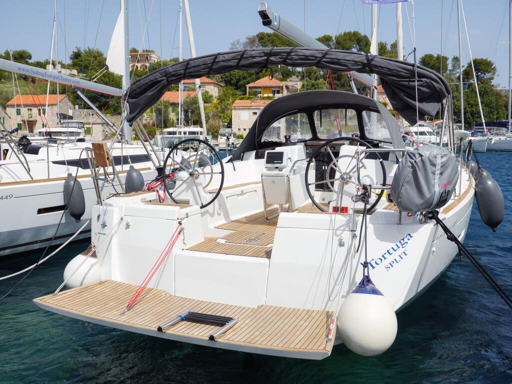 Sailing yacht 