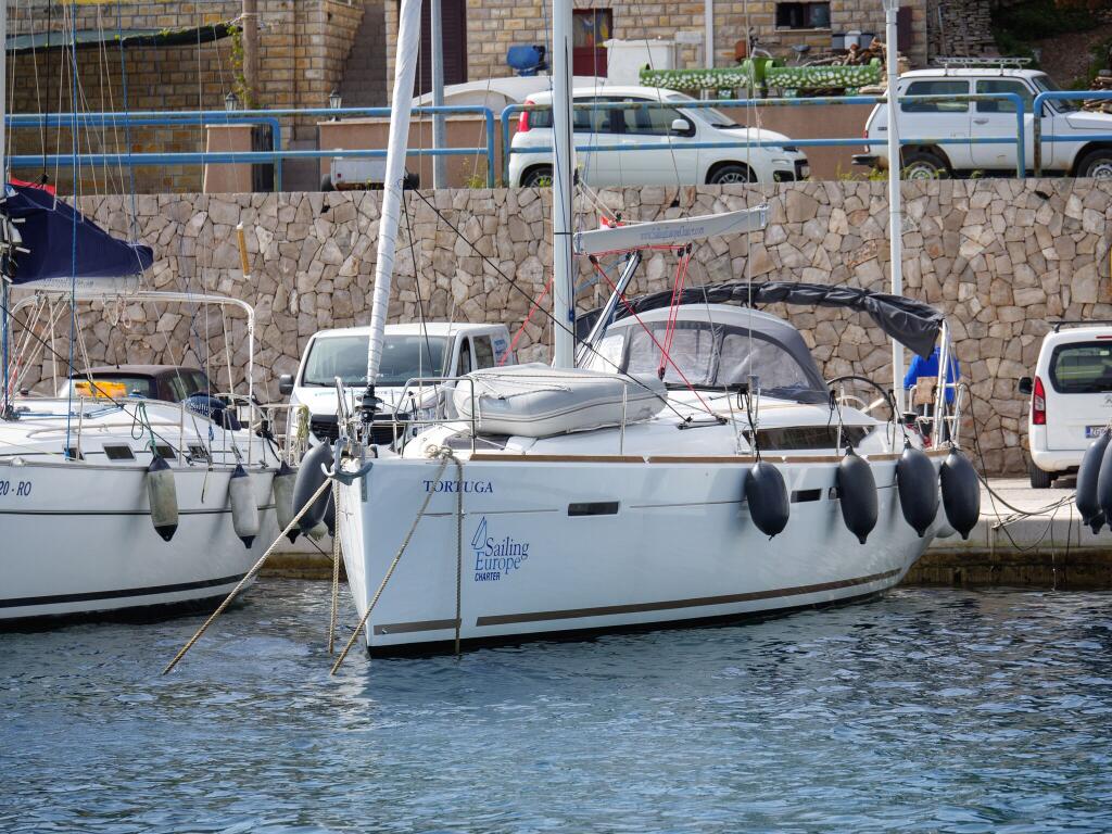 Sailing yacht 