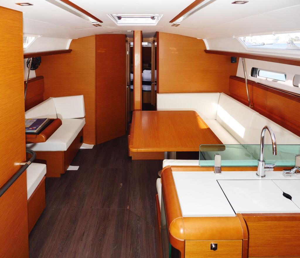 Sailing yacht 