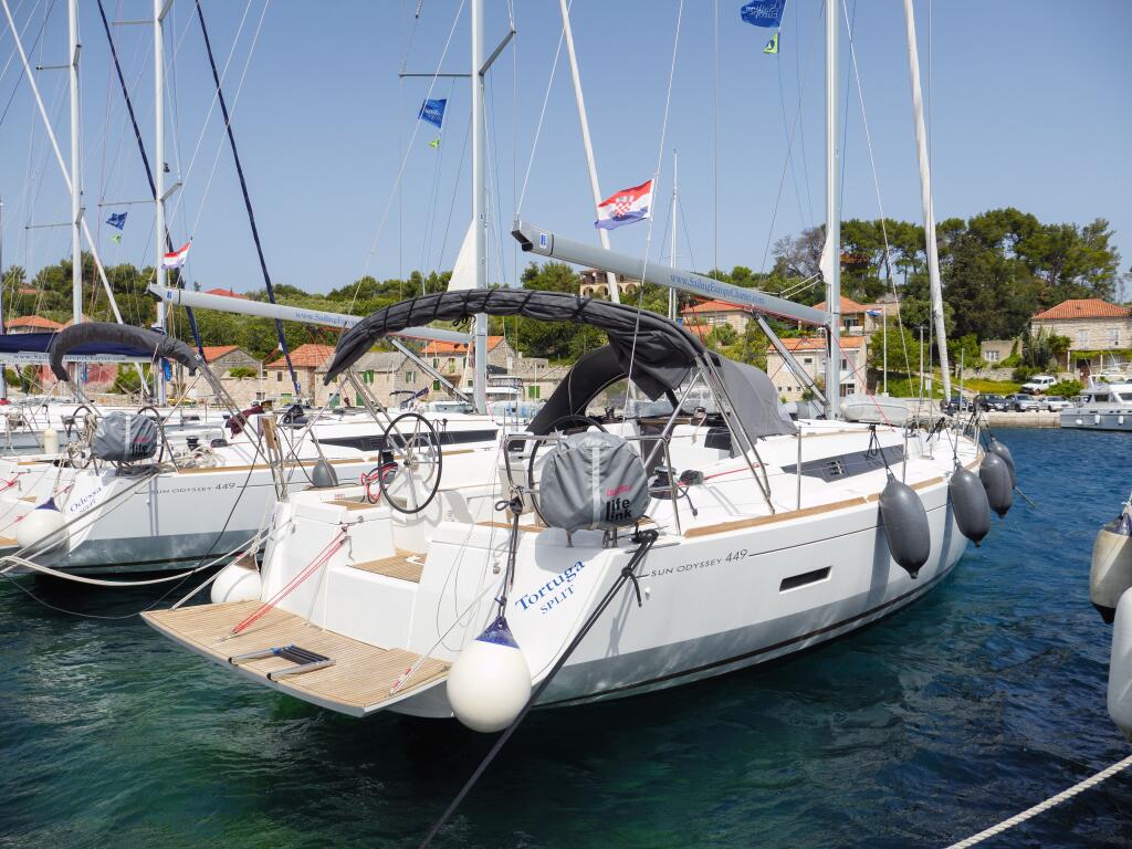 Sailing yacht 