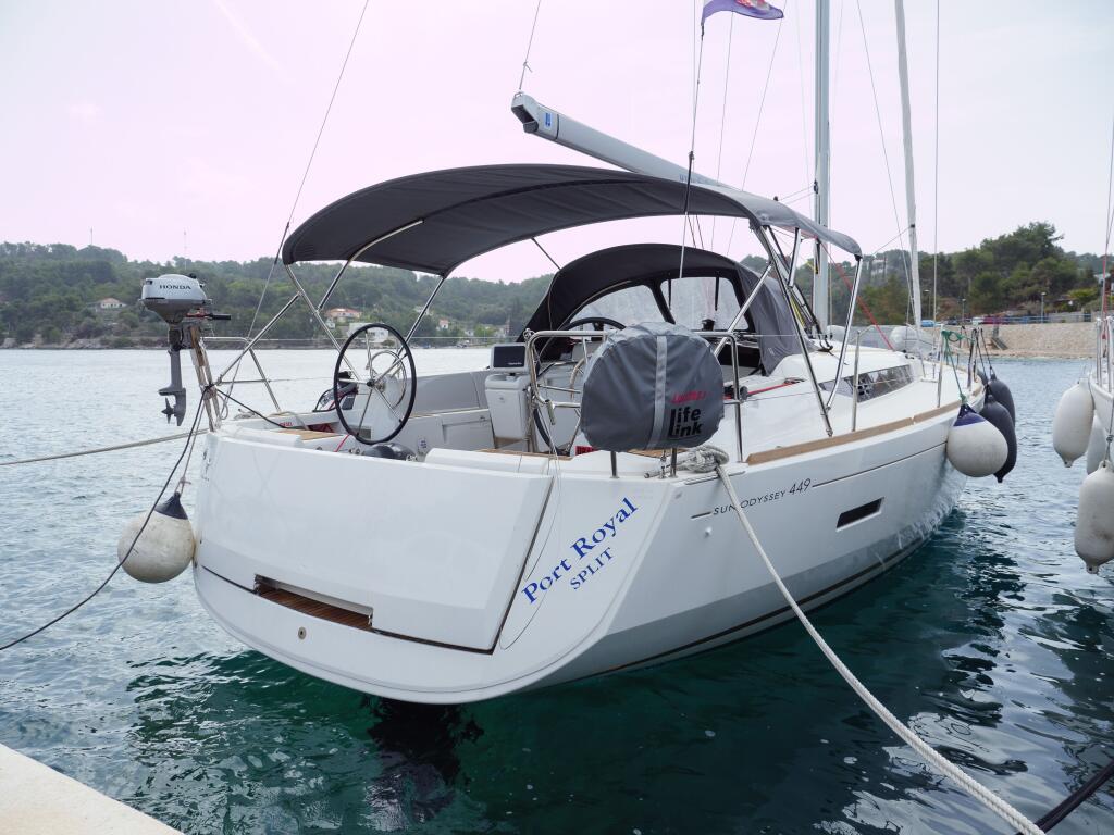 Sailing yacht 