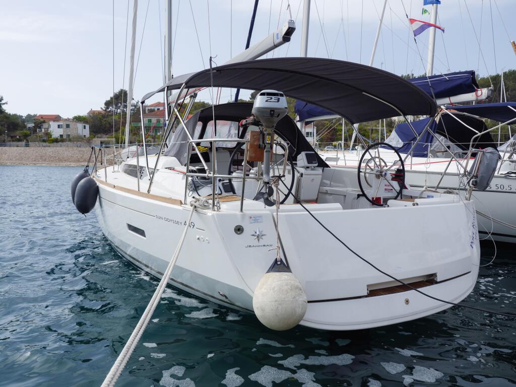 Sailing yacht 