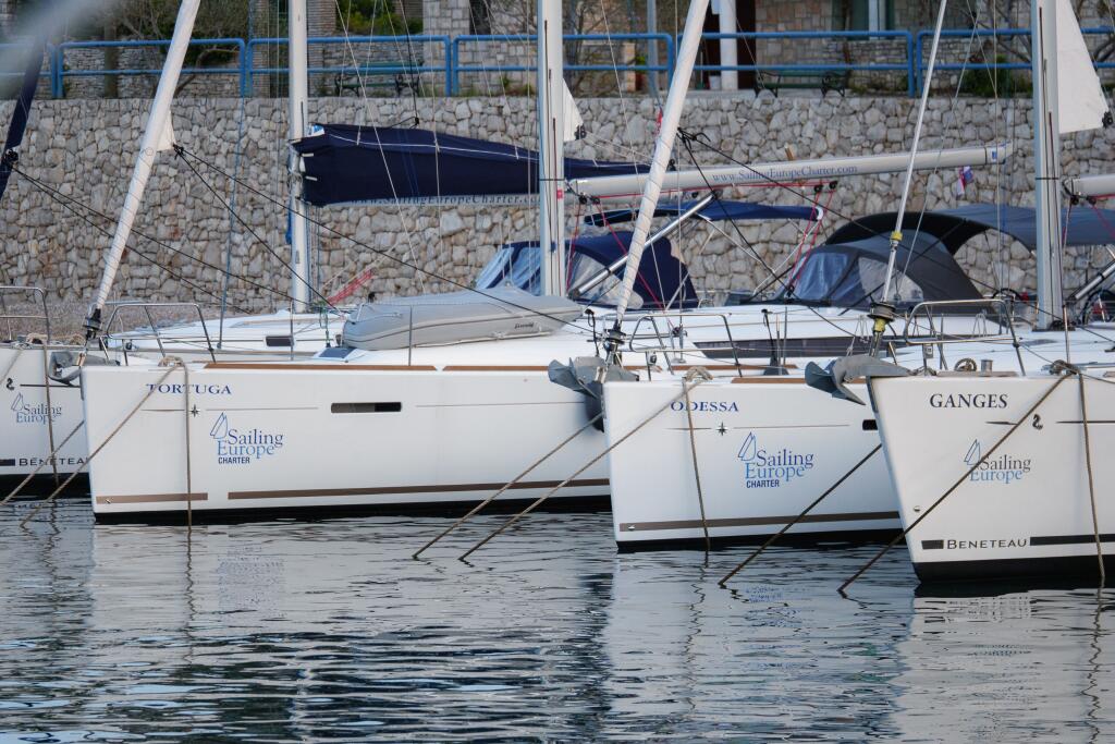 Sailing yacht 