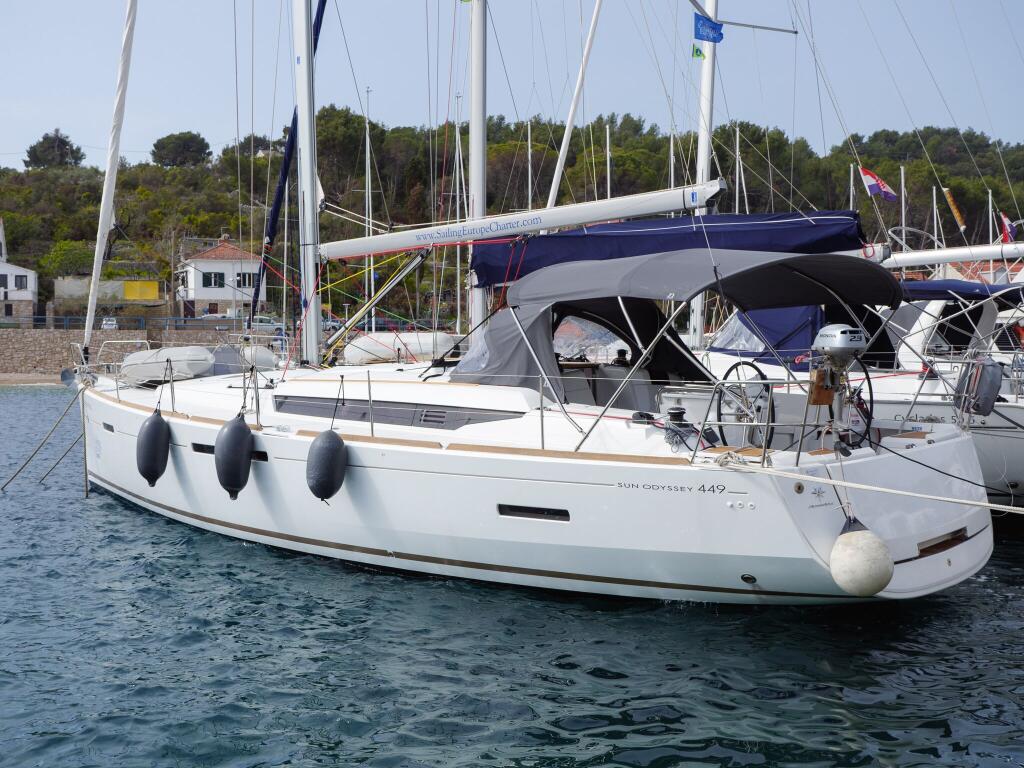 Sailing yacht 
