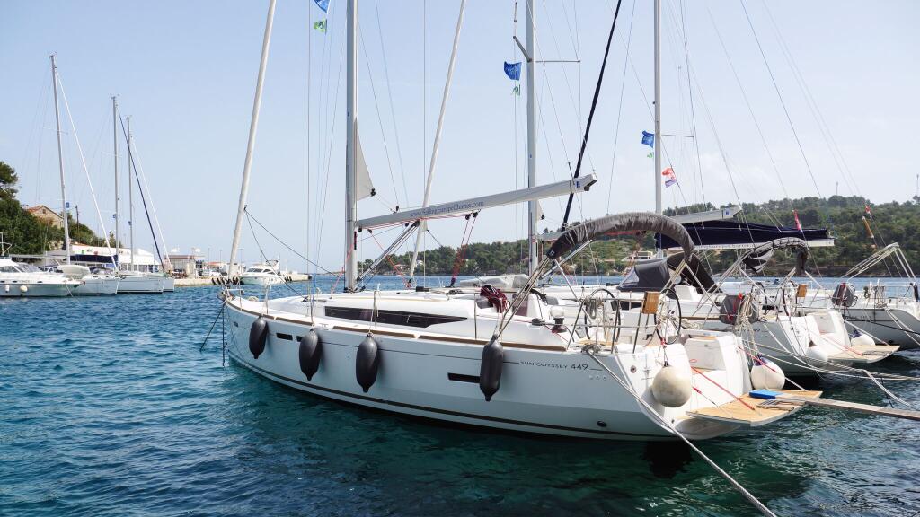 Sailing yacht 