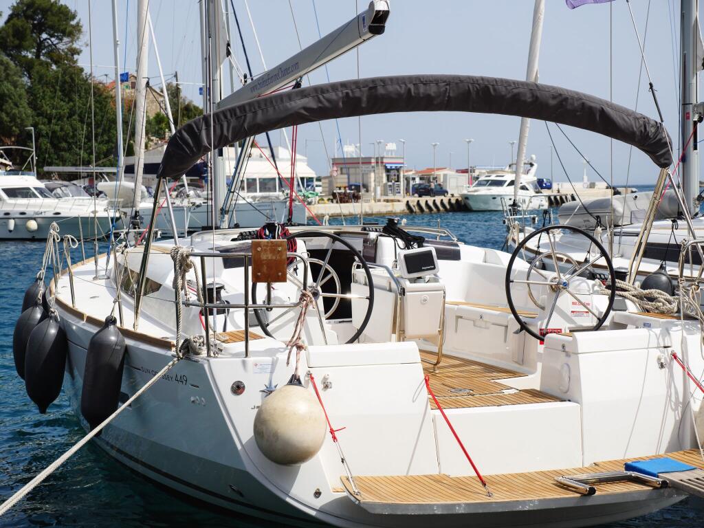 Sailing yacht 