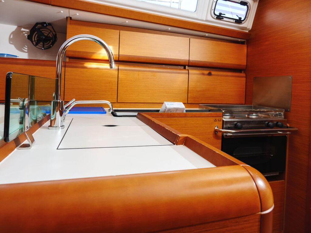 Sailing yacht 