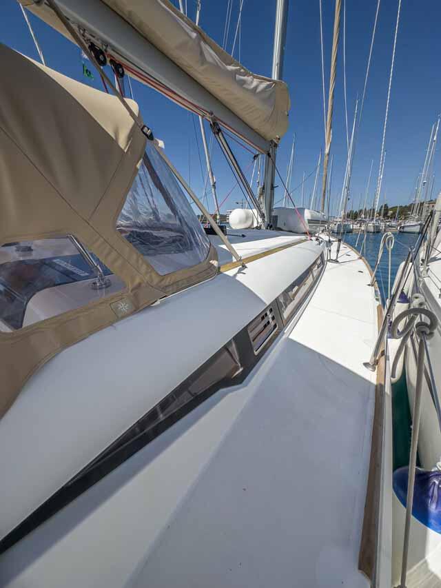 Sailing yacht 