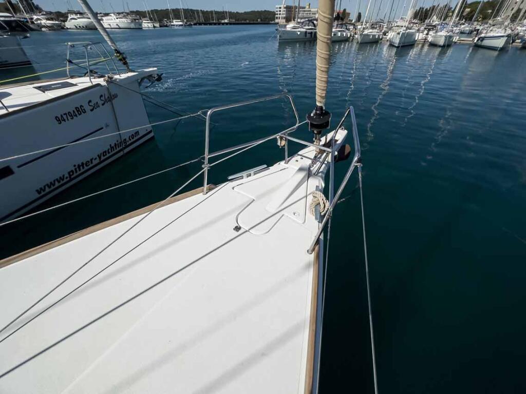 Sailing yacht 