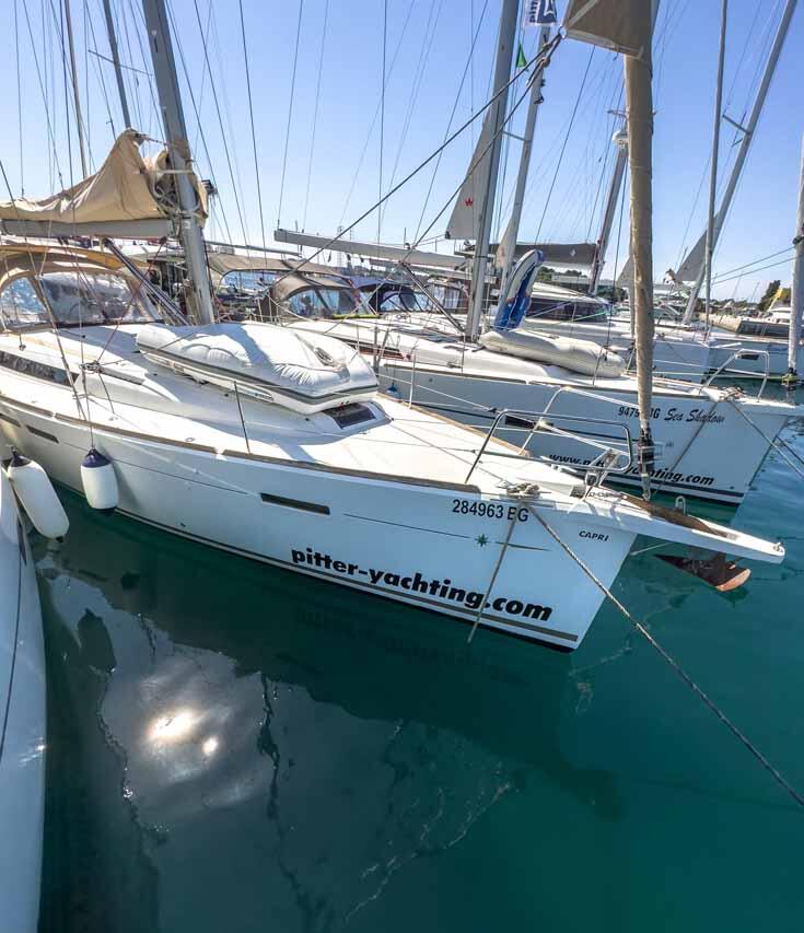 Sailing yacht 