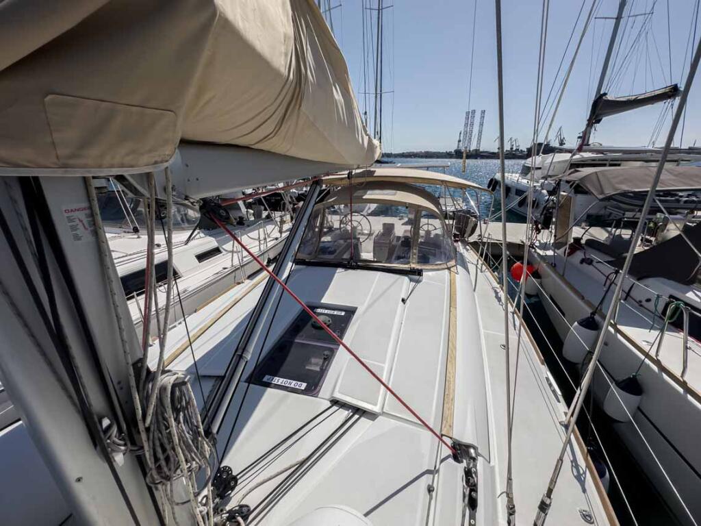 Sailing yacht 