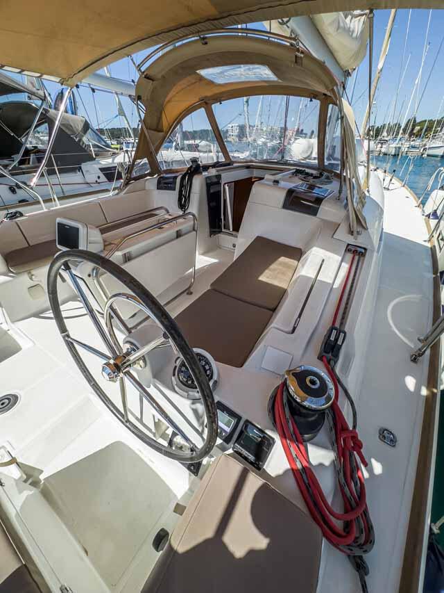 Sailing yacht 