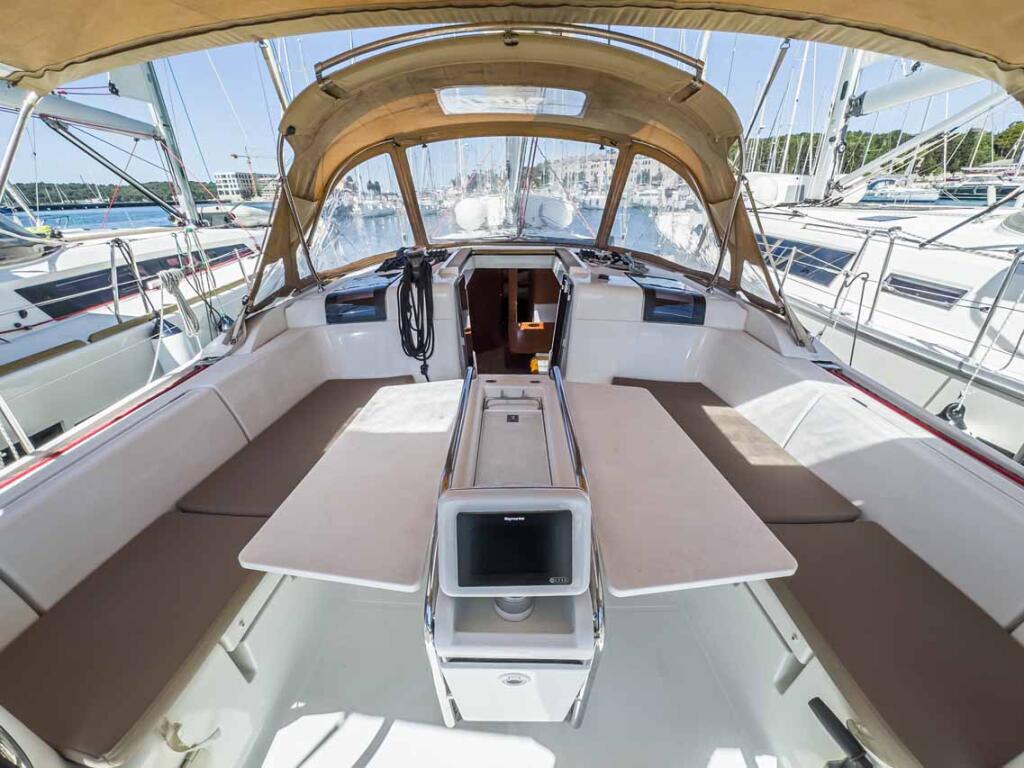 Sailing yacht 