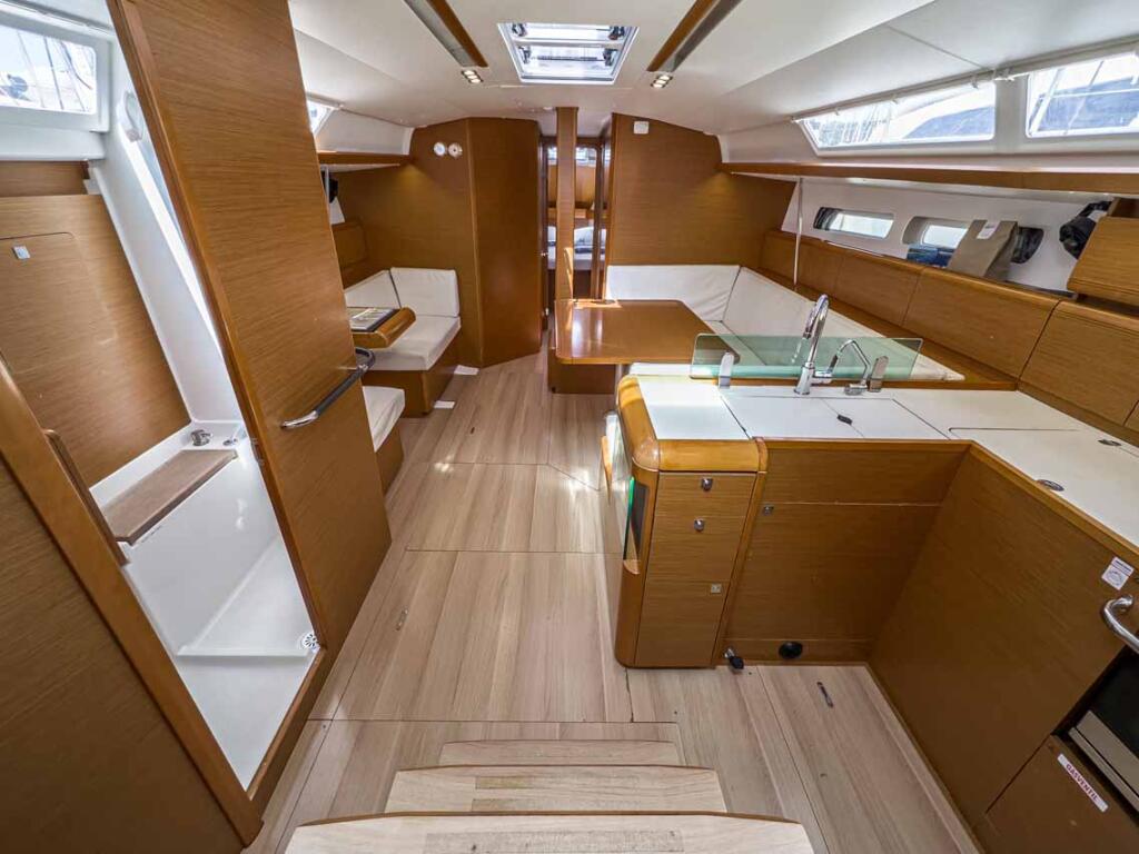 Sailing yacht 