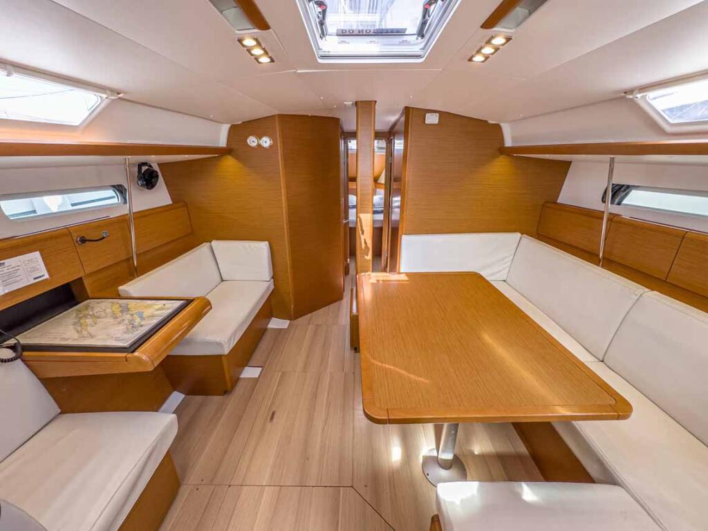 Sailing yacht 