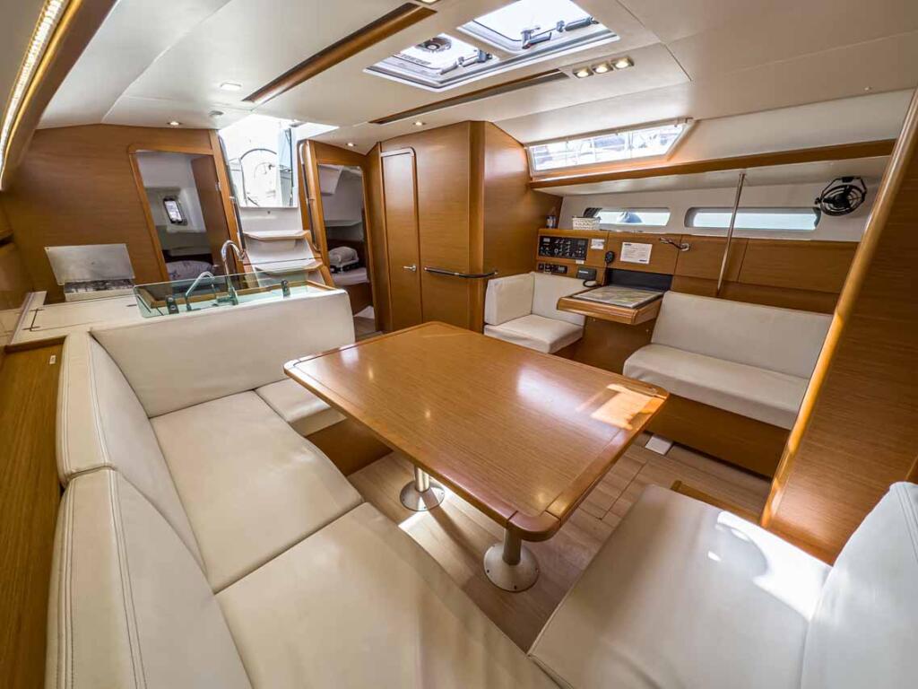 Sailing yacht 