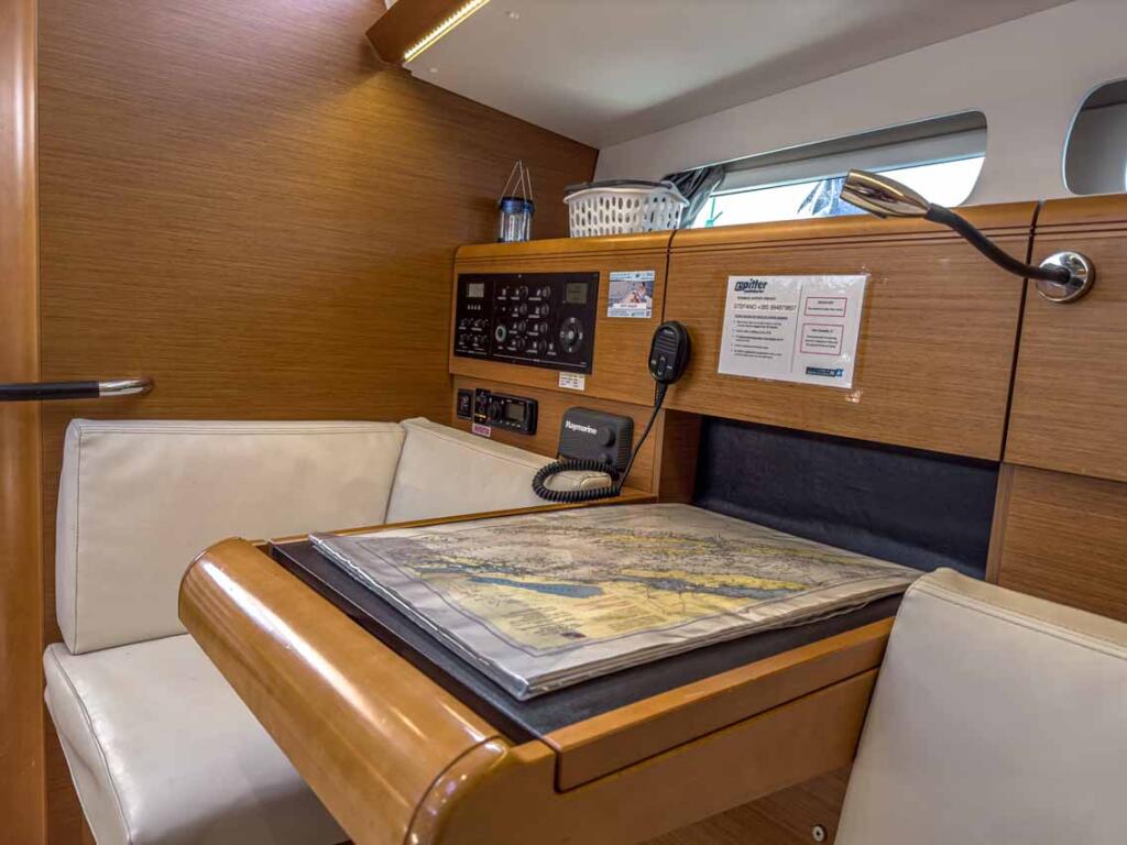 Sailing yacht 