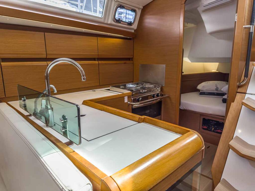 Sailing yacht 