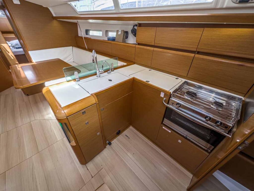 Sailing yacht 