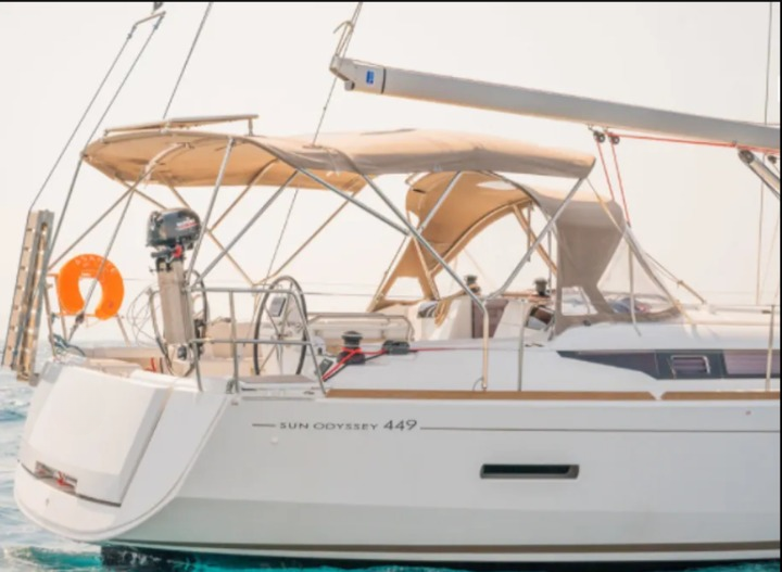 Sailing yacht 