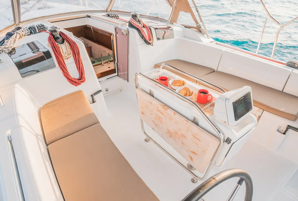 Sailing yacht 