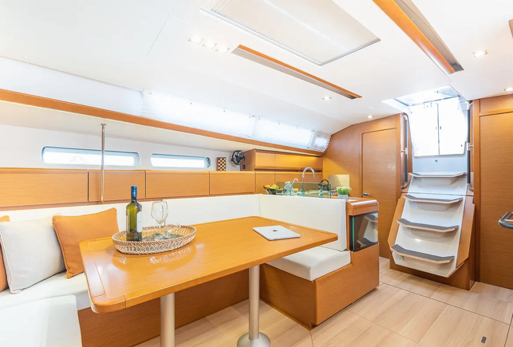 Sailing yacht 