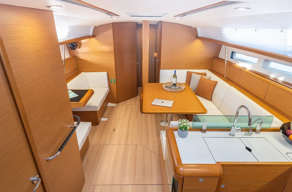 Sailing yacht 