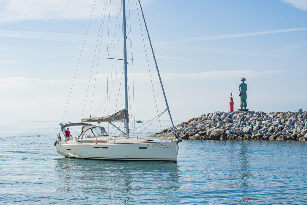 Sailing yacht 