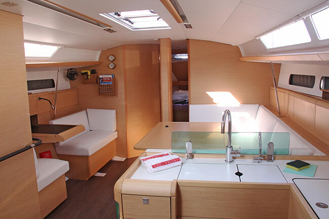 Sailing yacht 