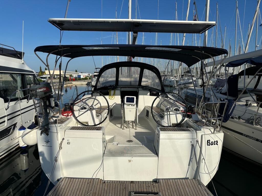 Sailing yacht 