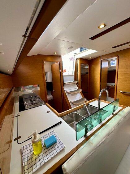 Sailing yacht 