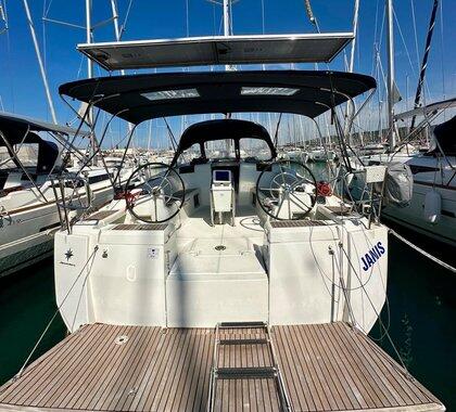Sailing yacht 