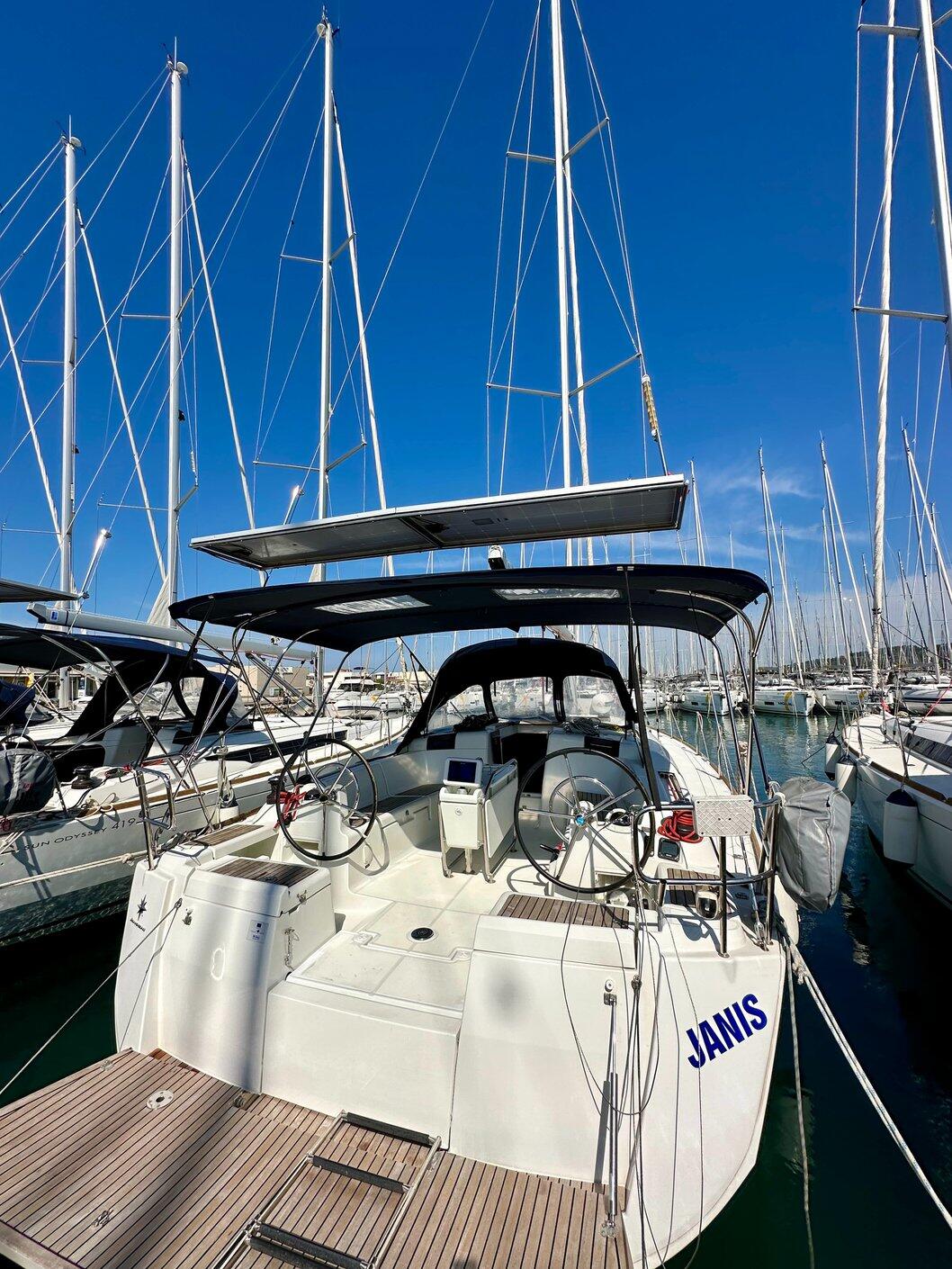 Sailing yacht 
