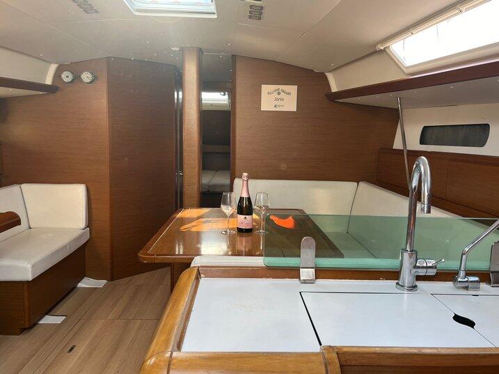 Sailing yacht 