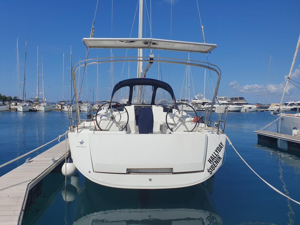 Sailing yacht 
