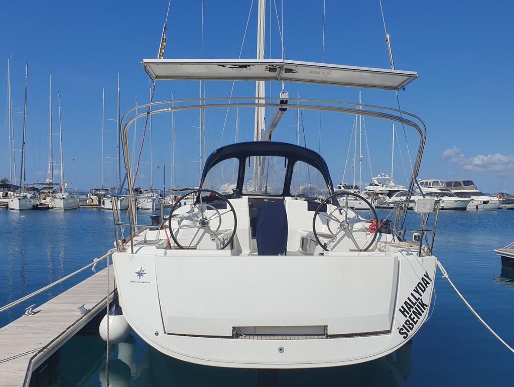 Sailing yacht 