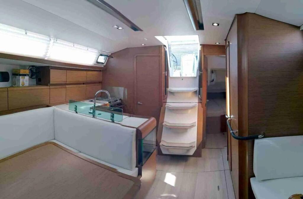Sailing yacht 