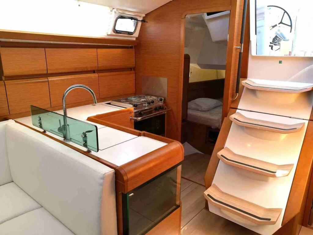 Sailing yacht 