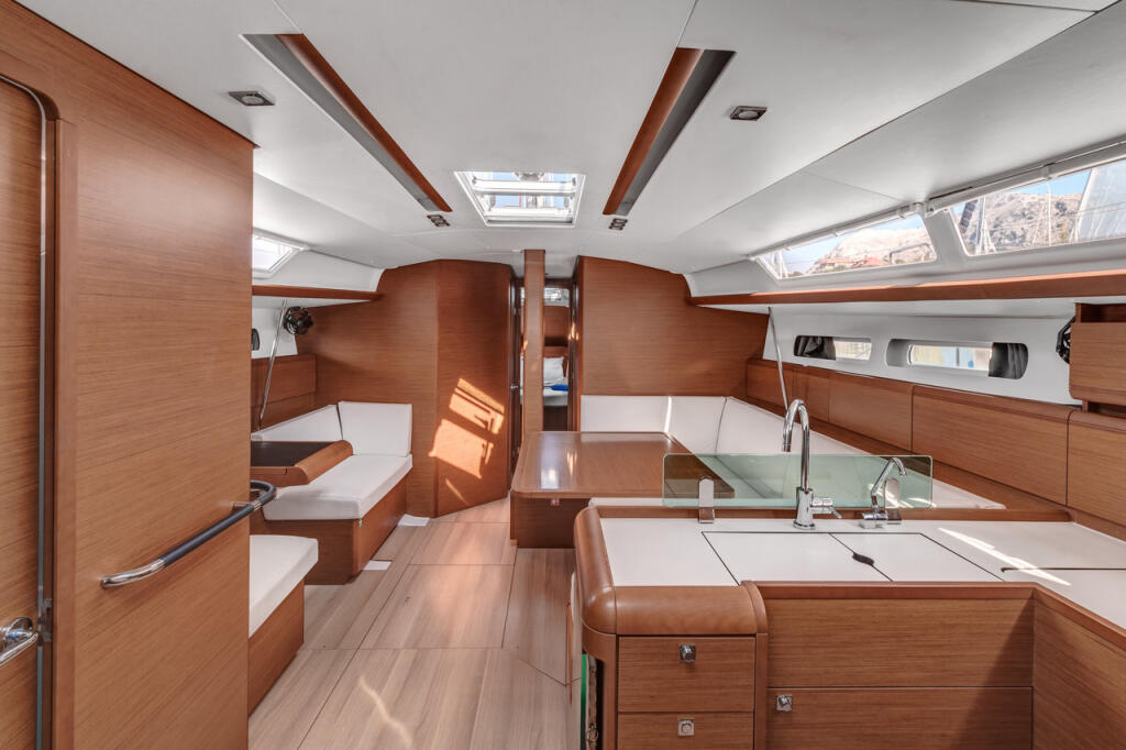 Sailing yacht 